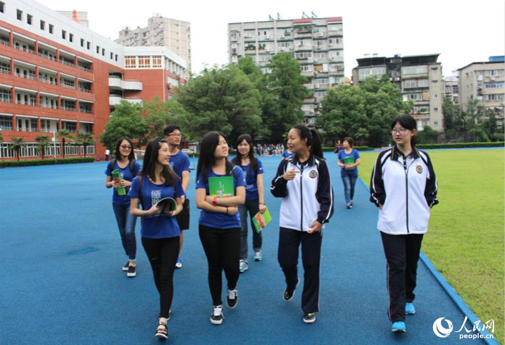 香港青年交流团访鄂 与内地学子展开交流