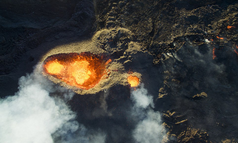 自然與野生動(dòng)物類季軍：留尼旺島富爾奈斯活火山噴發(fā)的壯觀景象。攝影：Jonathan Payet（網(wǎng)頁(yè)截圖）