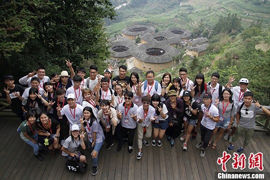 两岸青年参访福建南靖土楼