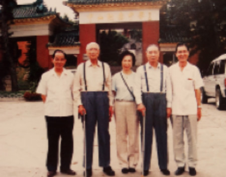 1995年4月，孙满（右二）、孙乾（左二）、李惠娱（中）等参观中山纪念中学