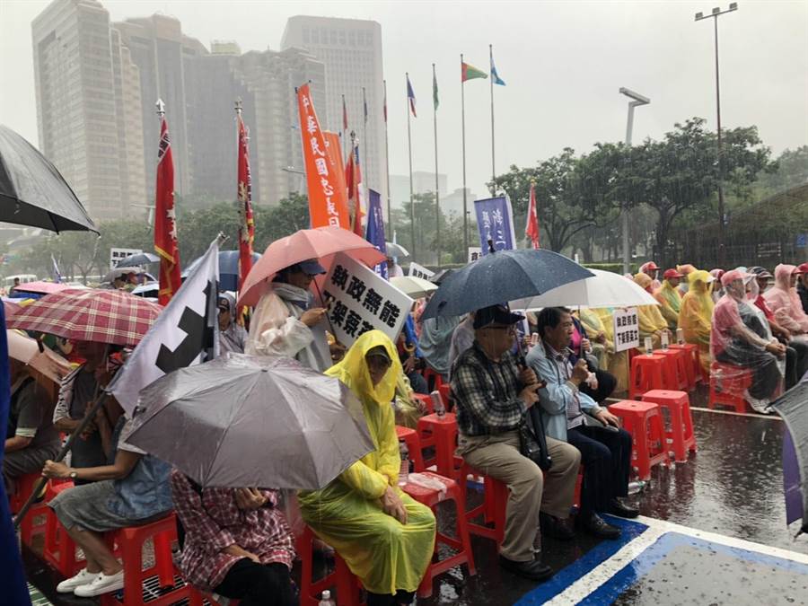 民进党搞党庆，抗议民众场外高呼"执政无能！下架蔡英文！"