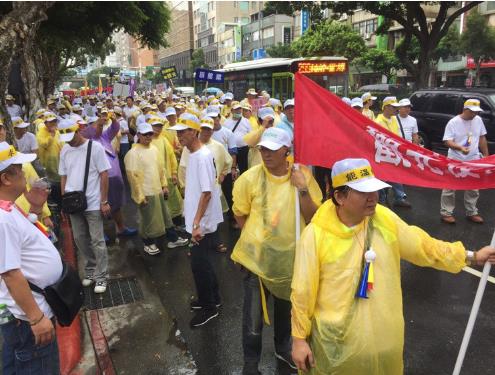 蔡英文視察部隊時，上萬民眾上街喊“兩岸一家親”