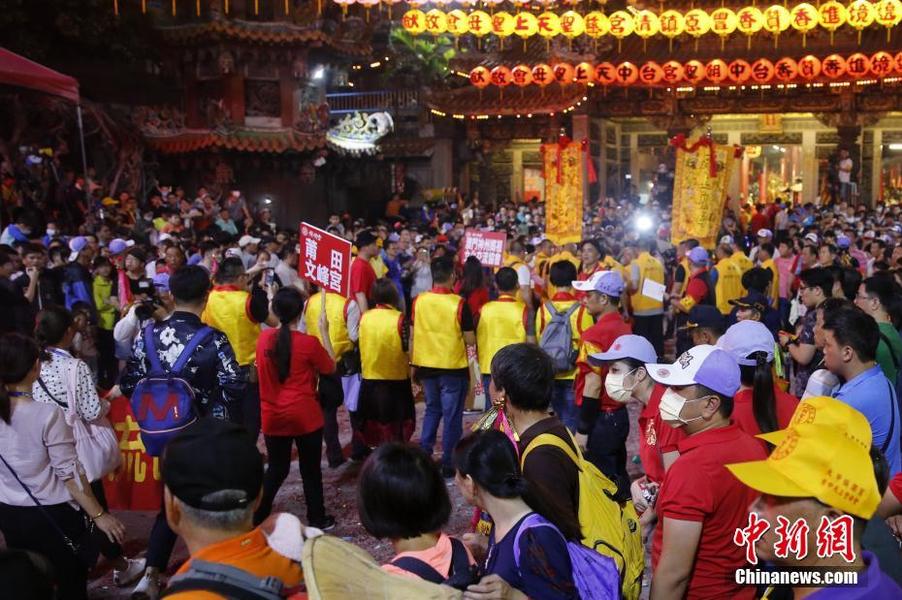 9天8夜的徒步繞境將行經(jīng)臺中、彰化、云林、嘉義等縣市，行程達300多公里，計劃4月22日“回鑾”安座。圖為莆田、澳門等媽祖信眾也來共襄盛舉。