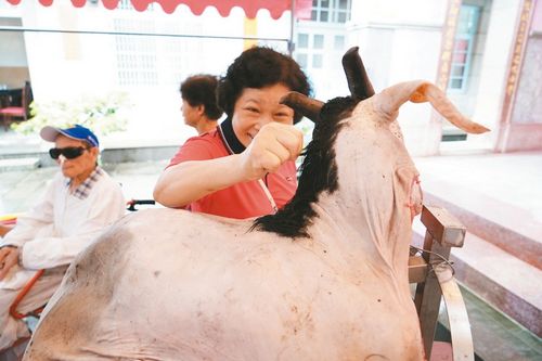 台湾南投家长台风天带孩子祭孔 风雨中拔“智慧毛”