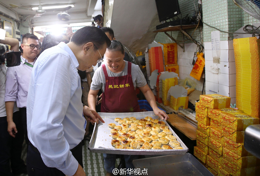 李克强在澳门老街买蛋挞