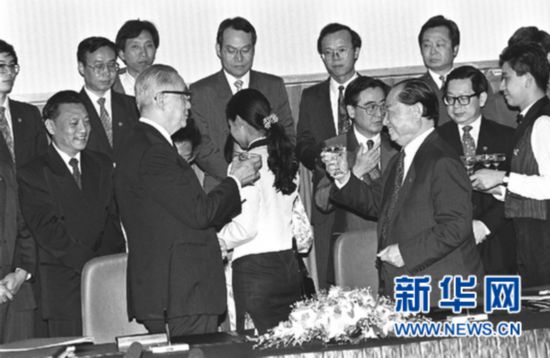 25年了！这场跨越海峡的握手，影响至今…