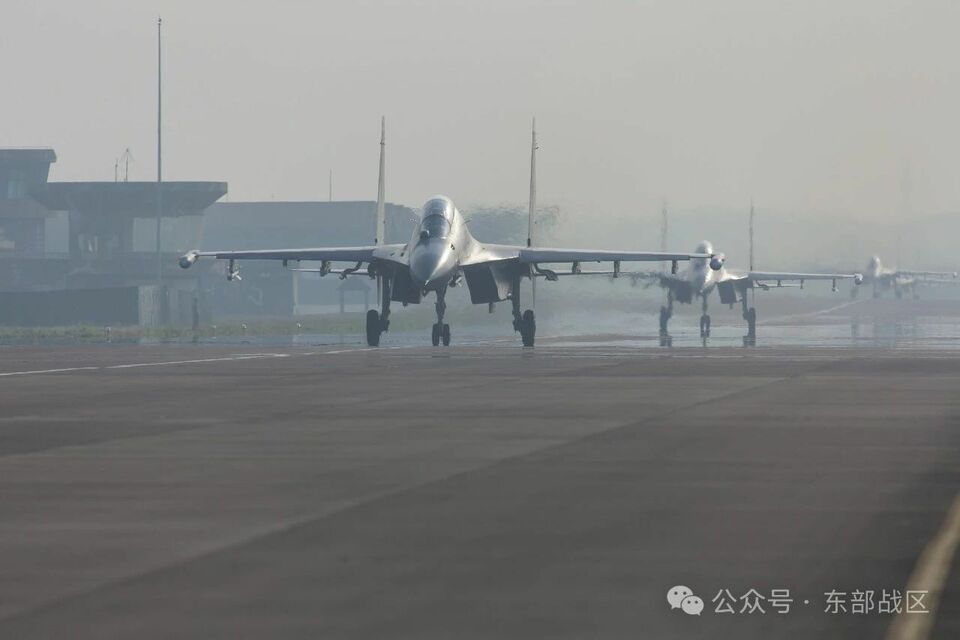 戰(zhàn)機升空、軍艦戰(zhàn)巡 東部戰(zhàn)區(qū)持續(xù)位臺島周邊演習(xí)最新照片發(fā)布