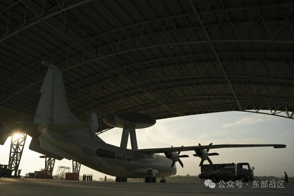 战机升空、军舰战巡 东部战区持续位台岛周边演习最新照片发布