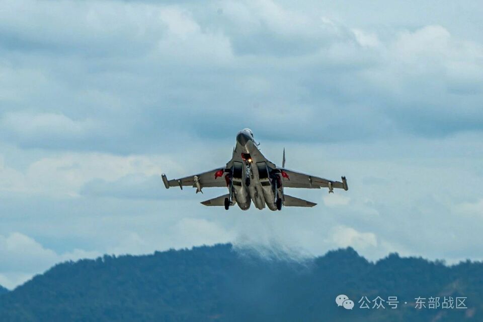 戰(zhàn)機升空、軍艦戰(zhàn)巡 東部戰(zhàn)區(qū)持續(xù)位臺島周邊演習(xí)最新照片發(fā)布