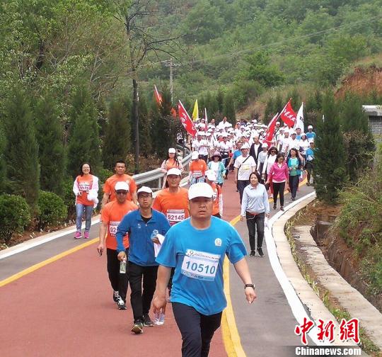 万人齐聚山西阳城参加国际徒步大会 穿越“东方古堡”