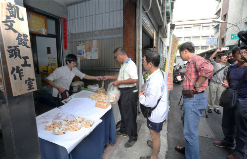 面包师拍摄陈水扁散步遭恐吓 民众力挺他抢购面包