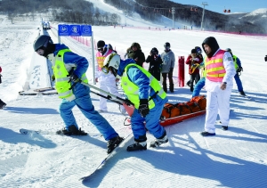 雪地醫(yī)療救援隊(duì)備戰(zhàn)冬奧 空地接力救援不到5分鐘