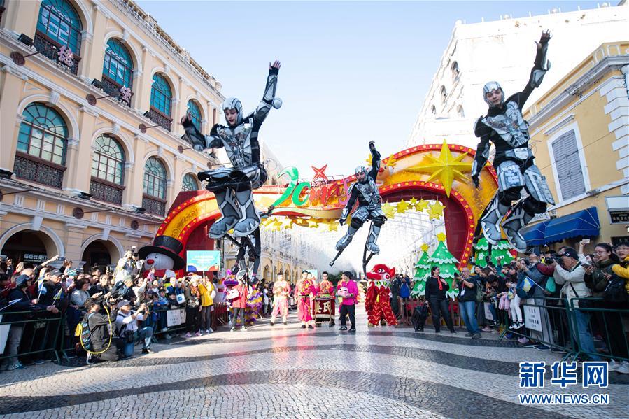 澳门举行国际幻彩大巡游欢庆回归祖国20周年