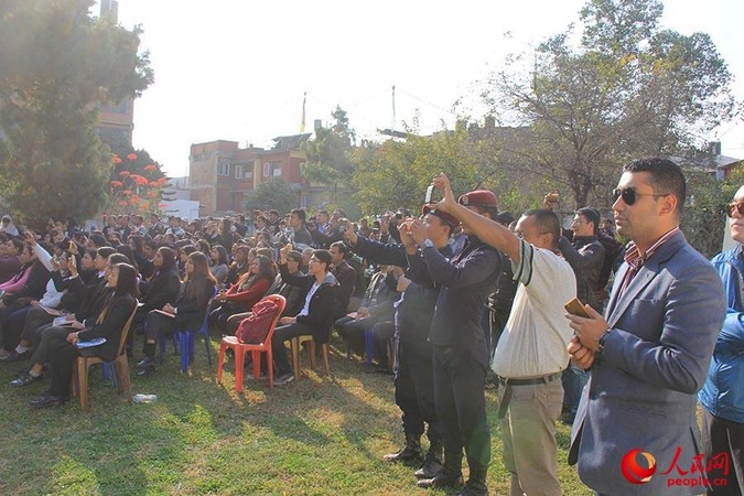 尼泊爾中國文化中心12月22日舉行湯顯祖與莎士比亞誕辰400周年紀(jì)念演出。圖為演出現(xiàn)場擠滿了尼泊爾觀眾。苑基榮攝