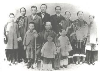 1901年孙中山与家人在檀香山合影，中坐者为母亲杨氏。