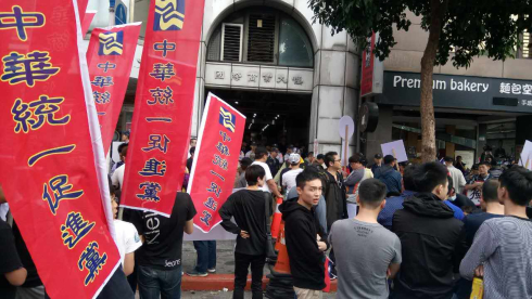 “港独”昨夜抵台机场 遇示威者拔腿就跑