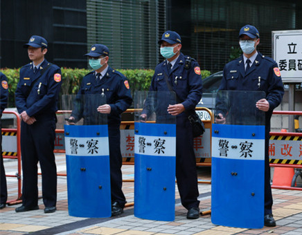 臺(tái)灣“八百壯士”繞行“立法院” 高喊蔡英文下臺(tái)