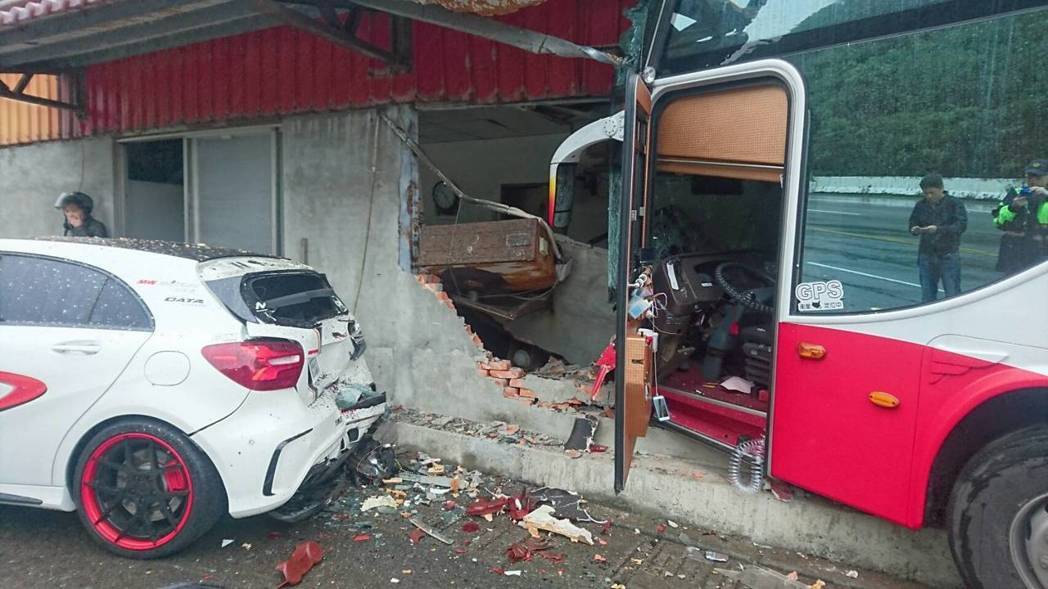 又出狀況！臺灣滿載陸客游覽車出車禍 沖撞路邊民宅