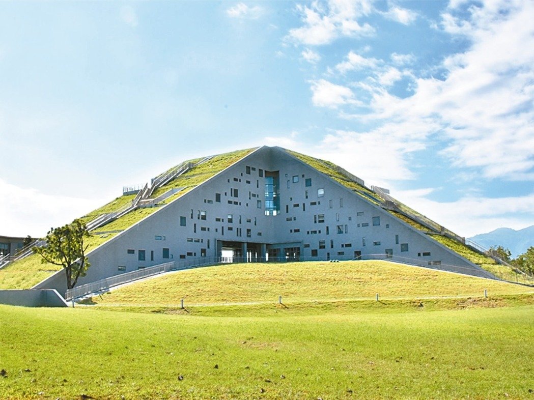 眺望藍天大海 臺東最美圖書館超吸睛