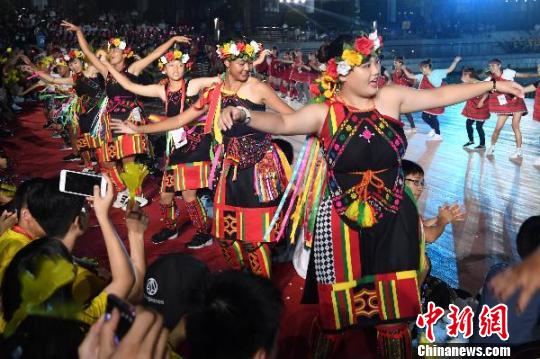 两岸少男少女“海青节”歌舞传情