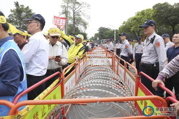 台湾军公教等团体下跪抗议年改 高喊“蔡英文下台”