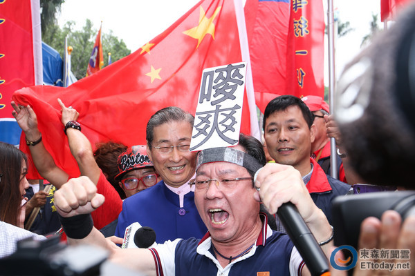 “統(tǒng)”派高舉五星紅旗聲援軍公教：兩岸統(tǒng)一是紅利保證