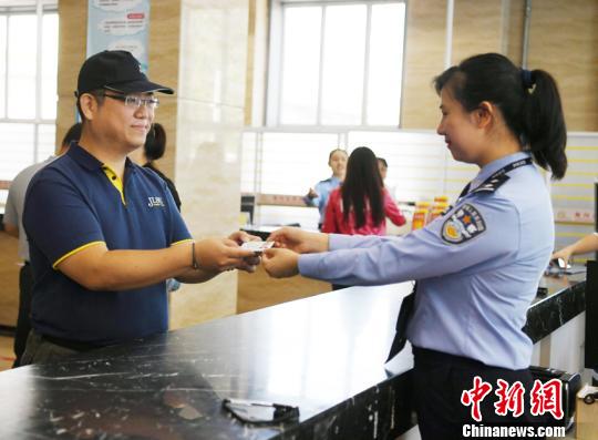 吉林发放首批港澳台居民居住证 拿证民众分享喜悦