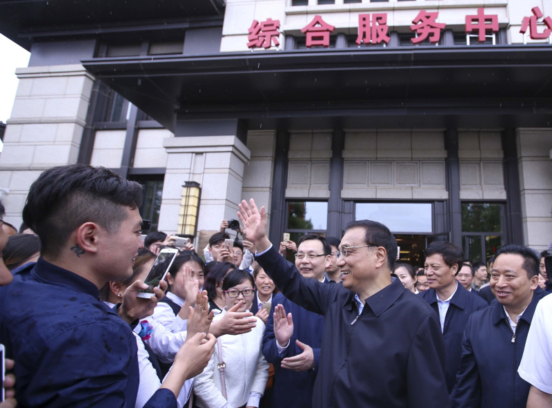 李克强冒雨察看“新”“旧”开封