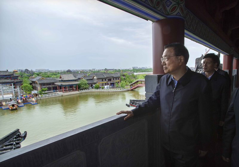 李克强冒雨察看“新”“旧”开封