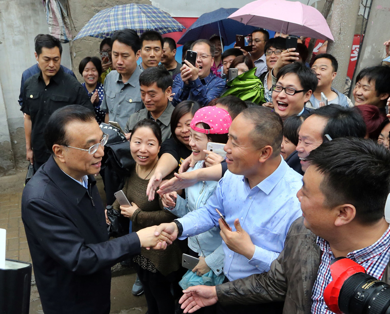 李克强冒雨察看“新”“旧”开封