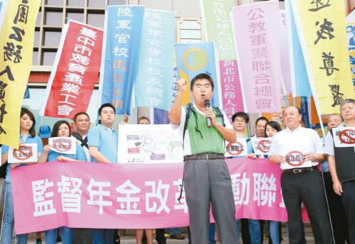 蔡就职周年"低调"躲官邸 台民众奉献三大"贺礼"