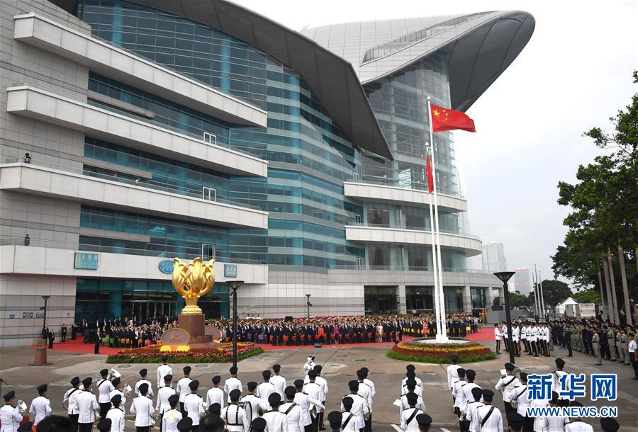 香港举行升旗仪式和酒会庆祝新中国成立69周年