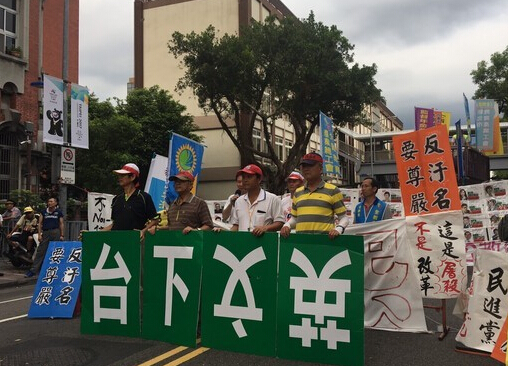 反年改民眾與警方爆沖突 高喊：我們?cè)跔?zhēng)取你們未來(lái)