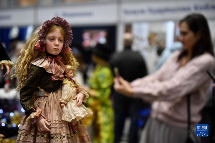 这是12月10日在俄罗斯莫斯科玩偶艺术展上拍摄的展品。新华社发（亚历山大摄）