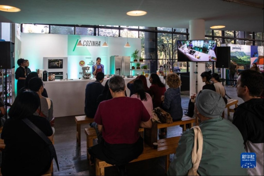 6月23日，参观者在巴西圣保罗举行的咖啡节上学习制作咖啡。新华社记者 王天聪 摄