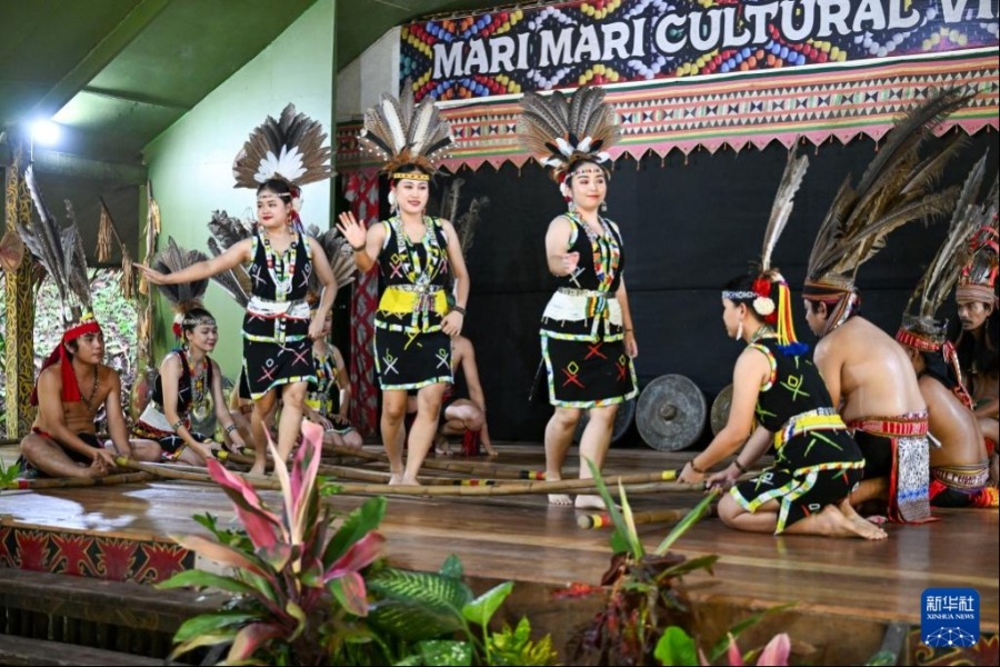 11月14日，在马来西亚沙巴州的马里马里文化村，原住民身着特色服饰进行舞蹈表演。新华社记者 程一恒 摄