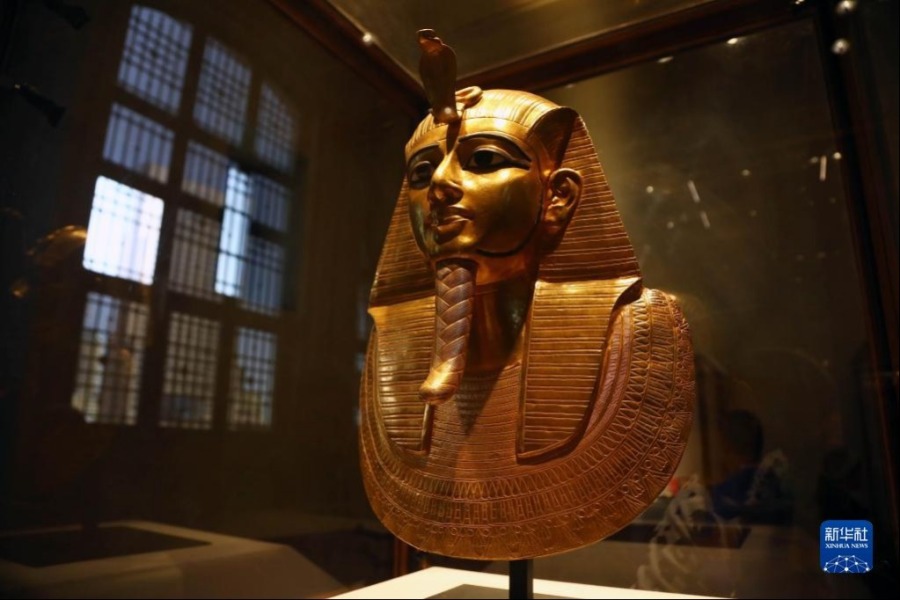 这是10月3日在位于埃及开罗的埃及博物馆拍摄的法老苏瑟奈斯一世的金面具。 新华社发（艾哈迈德·戈马摄）
