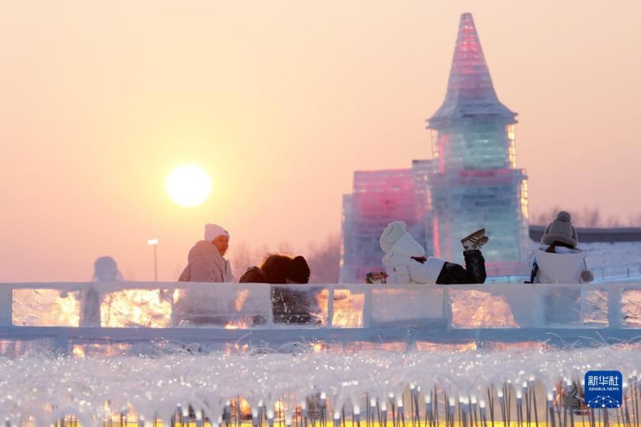 1月5日，游客在哈尔滨冰雪大世界园区游玩。新华社记者 王建威 摄