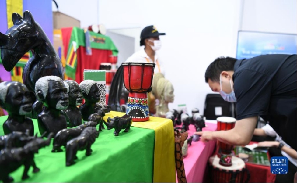 9月4日，参观者在首钢园区津巴布韦展台了解特色产品。新华社记者 韩旭 摄