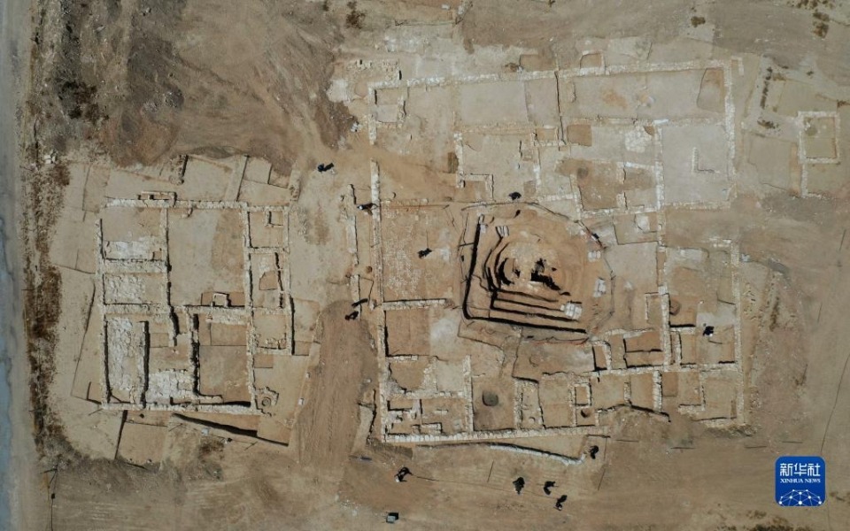 这是8月23日拍摄的以色列南部内盖夫沙漠地区发掘出的古代“豪宅”遗址（无人机照片）。新华社发（吉尔·科恩·马根摄）