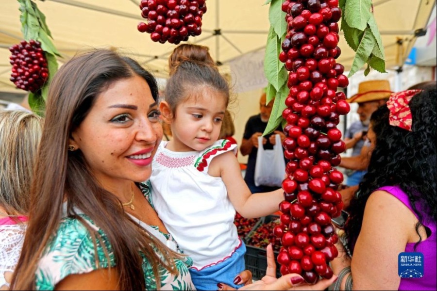 6月11日，人们在黎巴嫩哈马纳参加樱桃节活动。新华社发（比拉尔·贾维希摄）