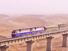 世界首条环沙漠铁路环起春运“幸福圈”