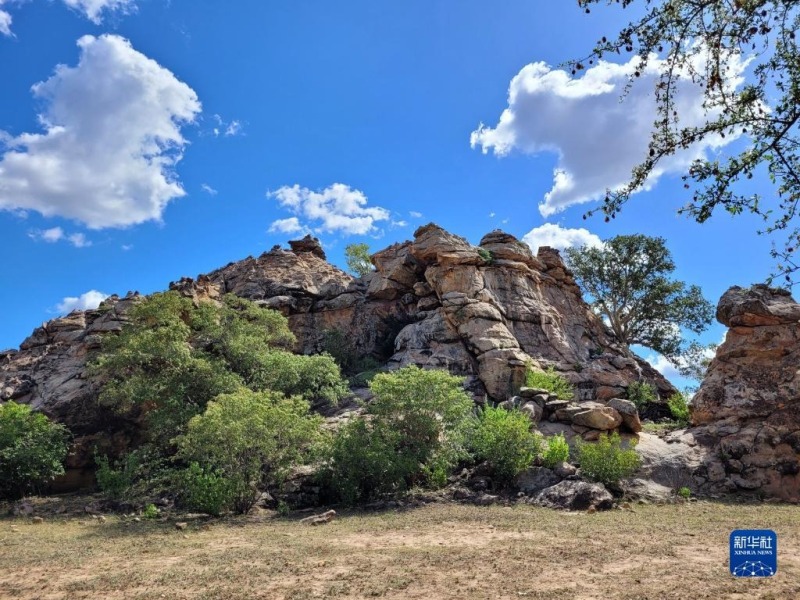 这是5月3日在博茨瓦纳图利自然保护区内拍摄的莫哈巴能岩画遗址全景。新华社记者 滕军伟 摄