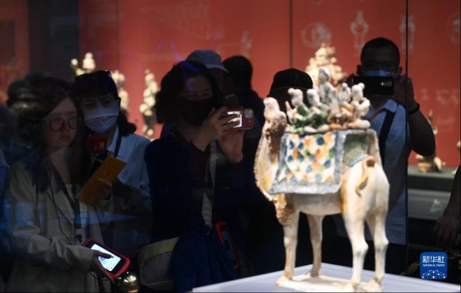 5月11日，游客在陕西历史博物馆参观唐三彩骆驼载乐俑。这件唐三彩骆驼载乐俑既是唐代文化艺术、制作工艺发达昌盛的重要物证，也见证了丝绸之路上艺术的交流与融合。新华社记者 李一博 摄