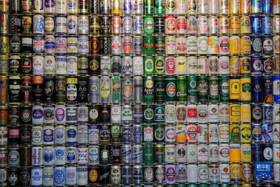 这是5月13日在比利时布鲁日的“啤酒体验”博物馆拍摄的展出的各种啤酒易拉罐。新华社记者 郑焕松 摄