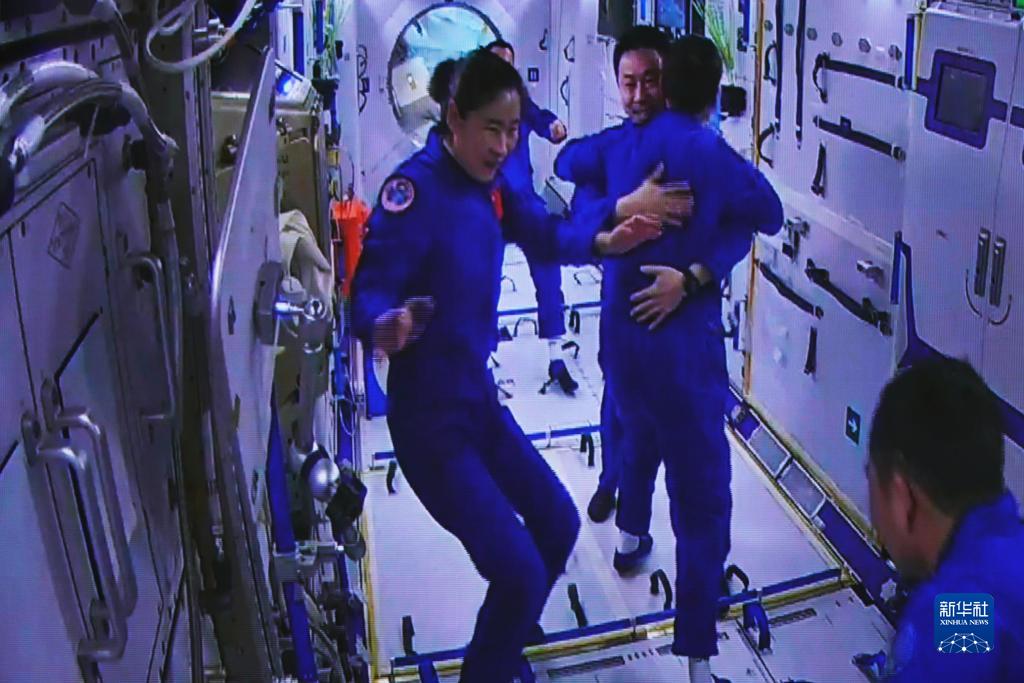 神舟十五号3名航天员顺利进驻中国空间站 两个航天员乘组首次实现“太空会师”