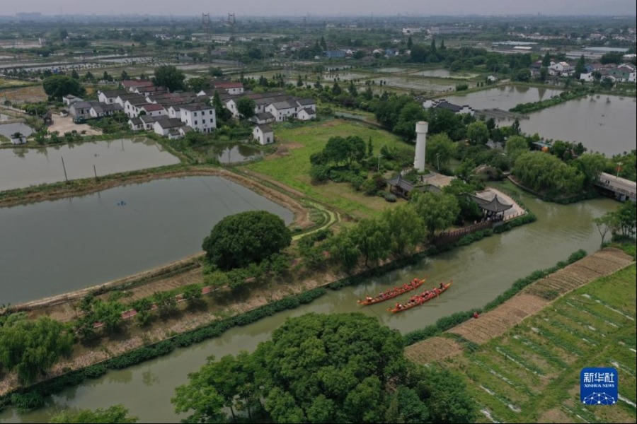 6月1日，和孚镇民当村村民进行龙舟比赛（无人机照片）。新华社记者 黄宗治 摄