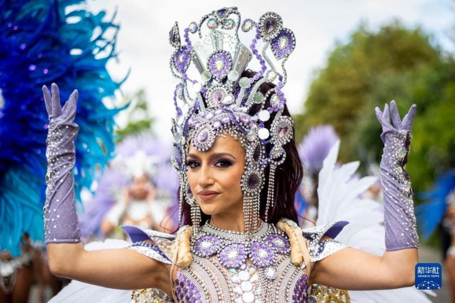 8月28日，表演者在英国伦敦参加诺丁山狂欢节。新华社发（史蒂芬·程摄）