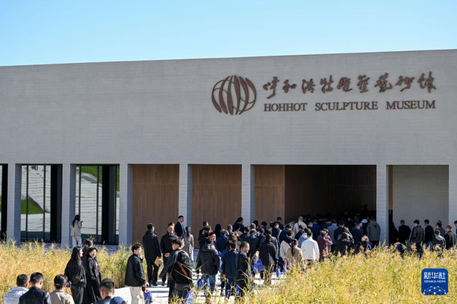10月14日，观众走进呼和浩特雕塑艺术馆。