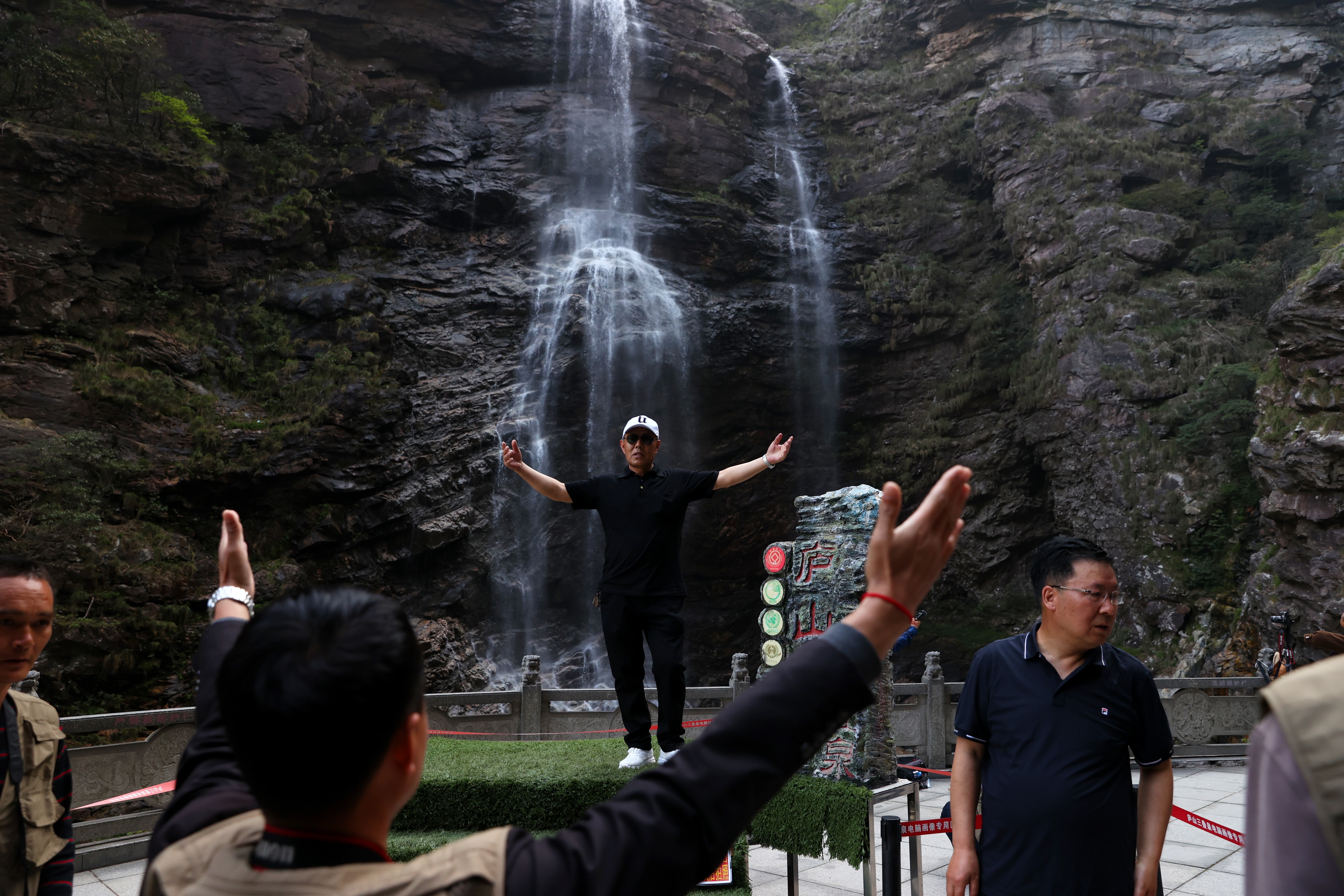 江西庐山：春光如画 游人如织